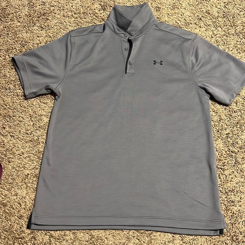 Men’s Medium loose fit heat gear shirt